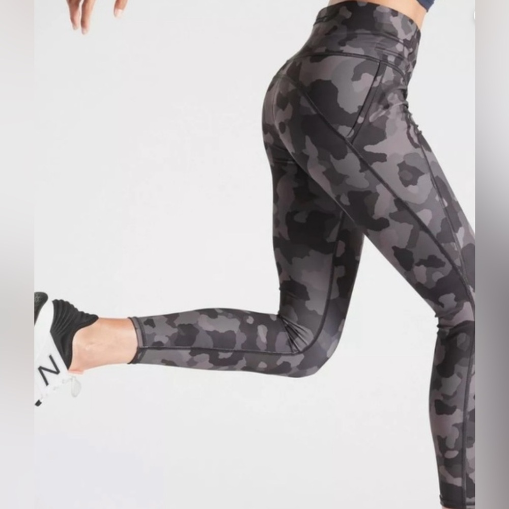 Athleta Lightning Camo 7/8 Tights Sz Sm